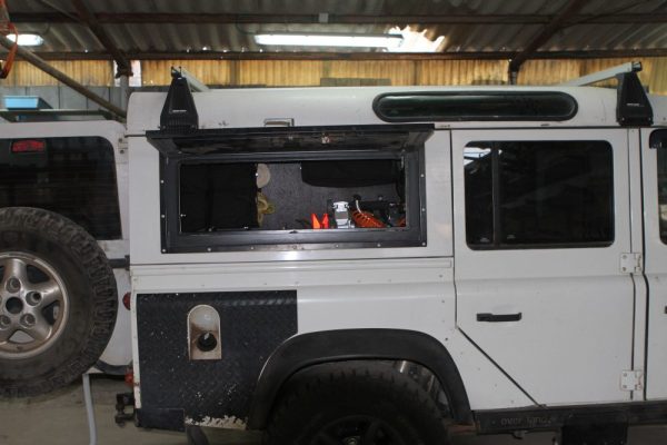 דיפנדר ארוך דלתות צדועות -תיק עזרה ראשונה -קומפרסור  -תאים ייעודיים לציוד  (1)