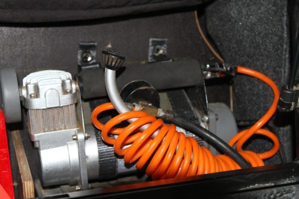 דיפנדר ארוך דלתות צדועות -תיק עזרה ראשונה -קומפרסור  -תאים ייעודיים לציוד  (2)