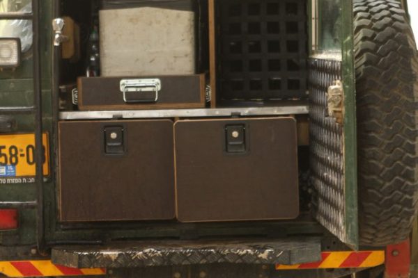 דיפנדר טיולים עם דלתות צדר  חציצות שונות לסידור אולטימטבי (2)