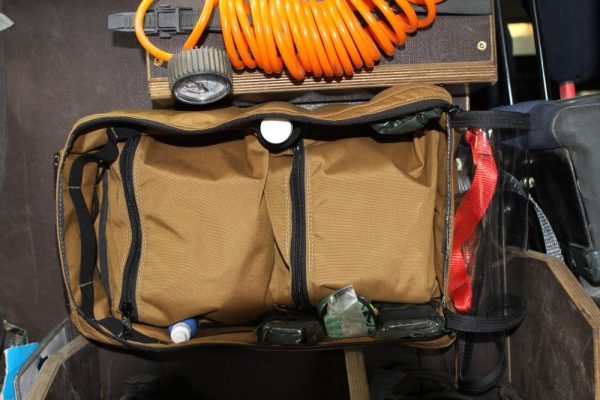 דיפנדר טיולים עם דלתות צדראשונה תיק רצועות קומפרסור תאים ייעודיים לציוד  (1)