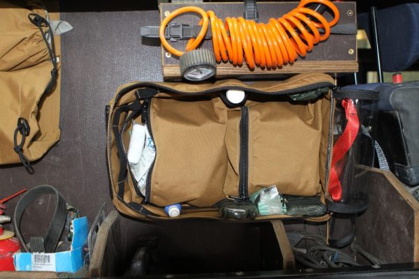 דיפנדר טיולים עם דלתות צדראשונה תיק רצועות קומפרסור תאים ייעודיים לציוד  (4)